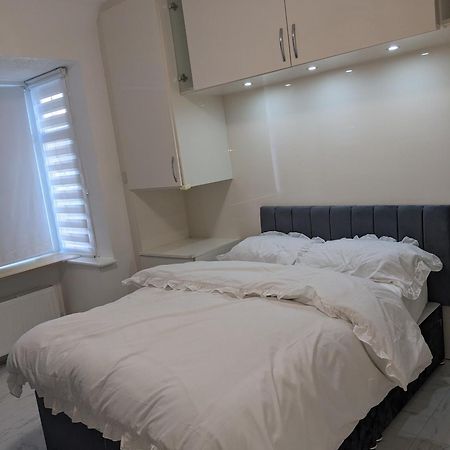Optimal Homes Harold Wood Экстерьер фото