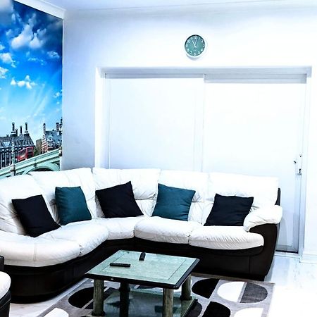 Optimal Homes Harold Wood Экстерьер фото