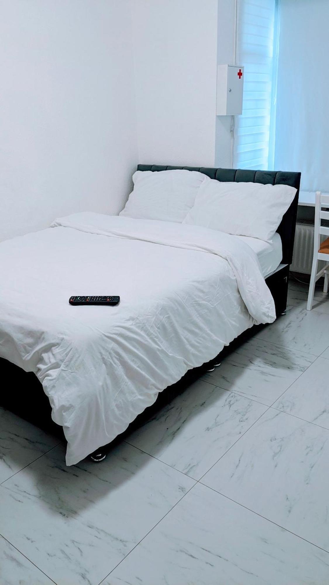 Optimal Homes Harold Wood Экстерьер фото